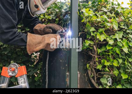 Soudeur avec chalumeau de soudage travaillant sur le chantier Banque D'Images
