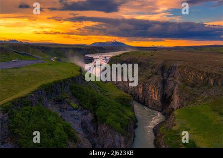 Vue aérienne du coucher du soleil sur la cascade de Gullfoss et la rivière Olfusa en Islande Banque D'Images