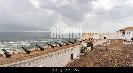 Vue sur le château de Cape Coast vers l'atlantique. Banque D'Images