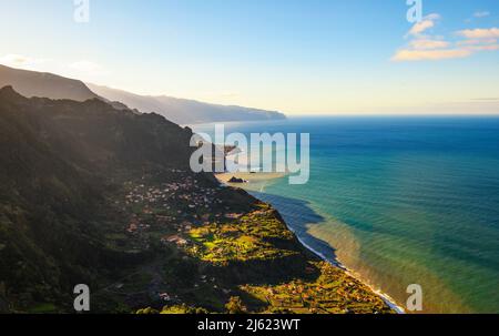 Vue aérienne du village d'Arco de Sao Jorge sur l'île de Madère, Portugal Banque D'Images