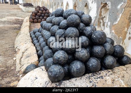 Armement à l'intérieur du château de Cape Coast. Banque D'Images