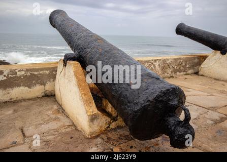 Armement à l'intérieur du château de Cape Coast. Banque D'Images