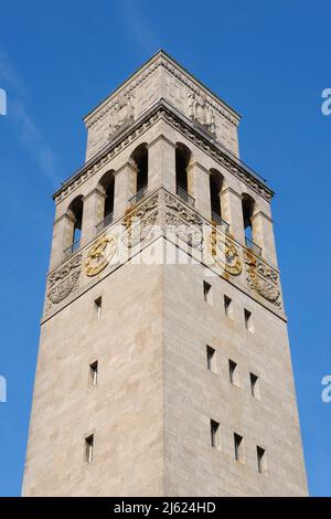Allemagne, Rhénanie-du-Nord-Westphalie, Mulheim an der Ruhr, tour de l'hôtel de ville contre le ciel Banque D'Images