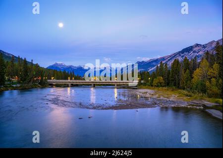 Lune au-dessus du pont de l'avenue Banff et de la rivière Bow dans les montagnes Rocheuses, au Canada Banque D'Images