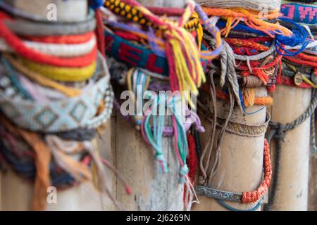 Bracelets colorés laissés par les visiteurs sur le site d'une tombe de masse, Choeung Ek Killing Fields Genocide Centre, Phnom Penh, Cambodge, site où des dizaines de Banque D'Images