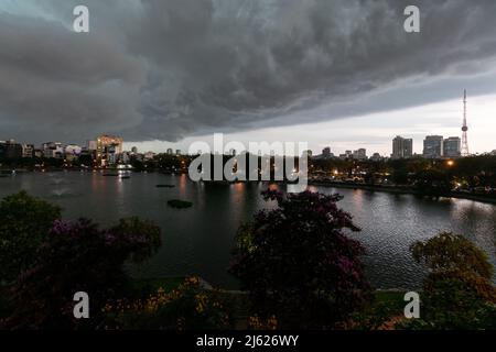 Lac BA Mau au au printemps et pendant la tempête du soir. Banque D'Images