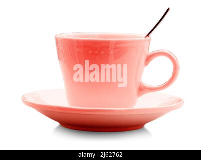 Tasse en céramique de couleur avec cuillère isolée sur fond blanc Banque D'Images