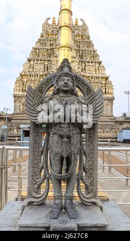 Garuda, le véhicule du dieu hindou Vishnu face au temple de Chennakesava, Belur, Karnataka, Inde Banque D'Images