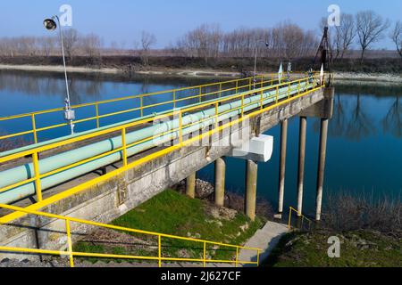 Vue du réservoir de stockage et des tuyaux de l'industrie chimique, Italie Banque D'Images