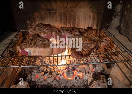 Griller le steak italien Fiorentina sur le grill Banque D'Images