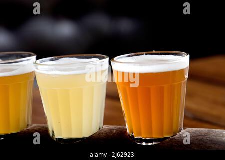 quatre verres de différents types de bière, bière à la pression, bière de blé et autres types mis en place pour la dégustation Banque D'Images