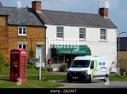 Medequip livr van à l'extérieur de la boutique du village à Great Easton, Leicestershire, Angleterre Royaume-Uni Banque D'Images