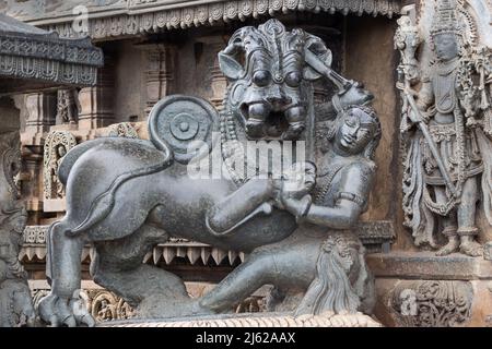 Figures humaines et animales sculptées en pierre sur les murs extérieurs du temple de Chennakesava à Belur, Karnataka, Inde Banque D'Images