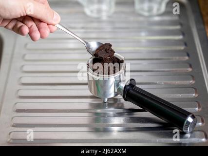Gaspillez du café dans une machine à café à rotor. Concept d'entretien et de nettoyage des pièces de la cafetière Banque D'Images