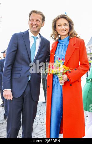 Maastricht, pays-Bas, 27/04/2022, 2022-04-27 11:16:34 MAASTRICHT - le Prince Floris et la princesse Aimee pendant la journée du Roi à Maastricht. Après deux années de corona silencieuse, les Hollandais célèbrent la Journée du Roi comme d'habitude. ANP POOL PATRICK VAN KATWIJK pays-bas hors - belgique hors Banque D'Images