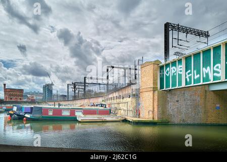 Des bateaux-canaux amarrés au bassin de St Pancras du canal Regent à côté du viaduc ferroviaire de la gare de St Pancras, Londres, Angleterre. Banque D'Images