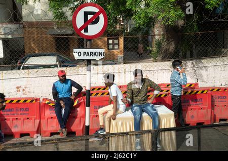 Les gens sortent de leur maison pour apercevoir le Premier ministre Boris Johnson lors de sa visite à Ahmedabad, dans le Gujarat, en Inde. Beaucoup, armés de drapeaux ont été encouragés à se tourner vers les autorités locales et des photos du Premier Ministre ornent chaque coin de rue. Ces photos ont été prises à partir d'un véhicule dans le convoi du PM car il a fait le chemin à ses différents engagements. Date de la photo : jeudi 21 avril 2022. Le crédit photo devrait se lire comme suit : Stefan Rousseau/PA Wire Banque D'Images