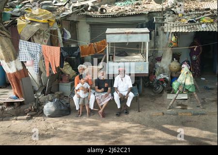 Les gens sortent de leur maison pour apercevoir le Premier ministre Boris Johnson lors de sa visite à Ahmedabad, dans le Gujarat, en Inde. Beaucoup, armés de drapeaux ont été encouragés à se tourner vers les autorités locales et des photos du Premier Ministre ornent chaque coin de rue. Ces photos ont été prises à partir d'un véhicule dans le convoi du PM car il a fait le chemin à ses différents engagements. Date de la photo : jeudi 21 avril 2022. Le crédit photo devrait se lire comme suit : Stefan Rousseau/PA Wire Banque D'Images