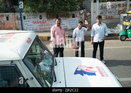 Les gens sortent de leur maison pour apercevoir le Premier ministre Boris Johnson lors de sa visite à Ahmedabad, dans le Gujarat, en Inde. Beaucoup, armés de drapeaux ont été encouragés à se tourner vers les autorités locales et des photos du Premier Ministre ornent chaque coin de rue. Ces photos ont été prises à partir d'un véhicule dans le convoi du PM car il a fait le chemin à ses différents engagements. Date de la photo : jeudi 21 avril 2022. Le crédit photo devrait se lire comme suit : Stefan Rousseau/PA Wire Banque D'Images