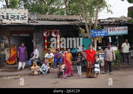 Les gens sortent de leur maison pour apercevoir le Premier ministre Boris Johnson lors de sa visite à Ahmedabad, dans le Gujarat, en Inde. Beaucoup, armés de drapeaux ont été encouragés à se tourner vers les autorités locales et des photos du Premier Ministre ornent chaque coin de rue. Ces photos ont été prises à partir d'un véhicule dans le convoi du PM car il a fait le chemin à ses différents engagements. Date de la photo : jeudi 21 avril 2022. Le crédit photo devrait se lire comme suit : Stefan Rousseau/PA Wire Banque D'Images