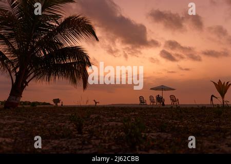 Lever du soleil sur l'île de Bangaram, Lakshadweep, Inde. Beauté naturelle de l'île avec sable blanc et eau de mer claire. Banque D'Images