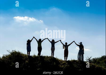 silhouette de cinq femmes sur la colline Banque D'Images