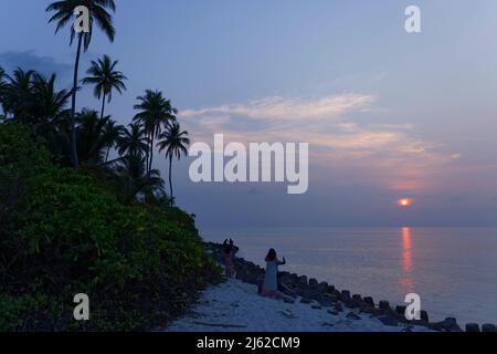 Coucher de soleil sur l'île de Bangaram, Lakshadweep, Inde. Beauté naturelle de l'île avec sable blanc et eau de mer claire. Banque D'Images