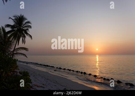 Coucher de soleil sur l'île de Bangaram, Lakshadweep, Inde. Beauté naturelle de l'île avec sable blanc et eau de mer claire. Banque D'Images