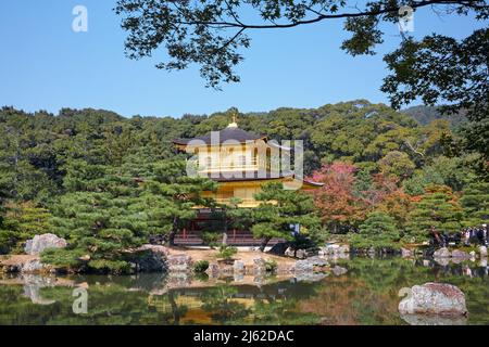 La vue du pavillon d'or du temple bouddhiste Zen Kinkaku-ji, à l'origine une villa appelée Kitayama-dai à travers l'étang miroir (Kyoko-chi) avec cendres Banque D'Images