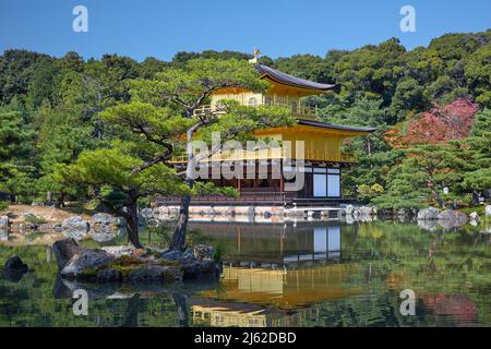 La vue du pavillon d'or du temple bouddhiste Zen Kinkaku-ji à travers l'étang miroir (Kyoko-chi) avec la petite île Kamejima sur le front Banque D'Images