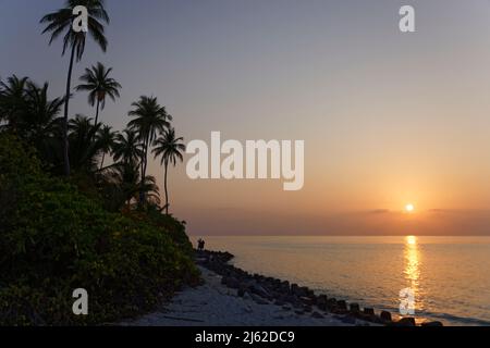 Coucher de soleil sur l'île de Bangaram, Lakshadweep, Inde. Beauté naturelle de l'île avec sable blanc et eau de mer claire. Banque D'Images