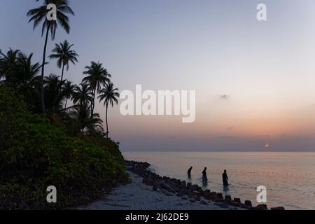 Coucher de soleil sur l'île de Bangaram, Lakshadweep, Inde. Beauté naturelle de l'île avec sable blanc et eau de mer claire. Banque D'Images