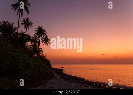 Coucher de soleil sur l'île de Bangaram, Lakshadweep, Inde. Beauté naturelle de l'île avec sable blanc et eau de mer claire. Banque D'Images