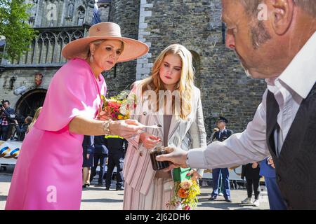 Maastricht, pays-Bas, 27/04/2022, 2022-04-27 12:14:51 MAASTRICHT - Reine Maxima et Princesse Amalia pendant la Journée du Roi à Maastricht. Après deux années de corona silencieuse, les Hollandais célèbrent la Journée du Roi comme d'habitude. ANP POOL PATRICK VAN KATWIJK pays-bas hors - belgique hors Banque D'Images