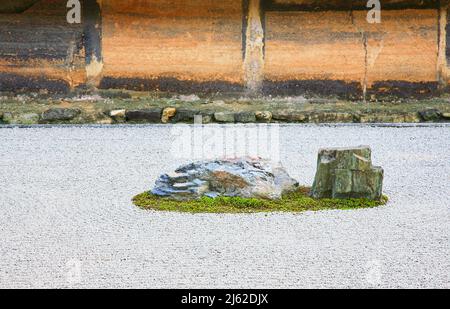 La vue de groupes séparés de rochers entourés par les vagues de gravier blanc dans le célèbre jardin zen en pierre du temple de Ryoan-ji. Kyoto. Japon Banque D'Images