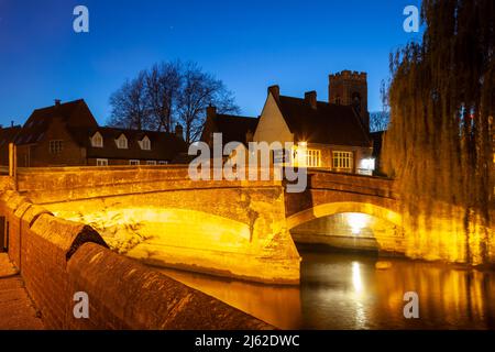 La nuit tombe à Fye Bridge au-dessus de la rivière Wensum à Norwich, Norfolk, Angleterre. Banque D'Images