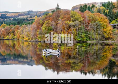 Des bateaux amarrés sur le Loch Faskally près de Pitlochry dans le Perthshire, en Écosse, au Royaume-Uni Banque D'Images