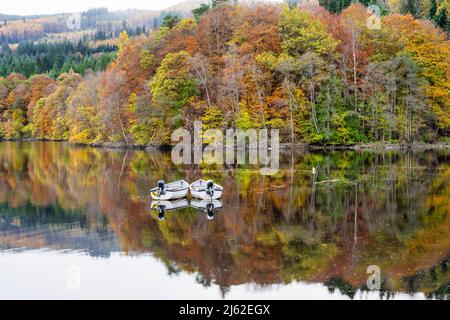 Des bateaux amarrés sur le Loch Faskally près de Pitlochry dans le Perthshire, en Écosse, au Royaume-Uni Banque D'Images