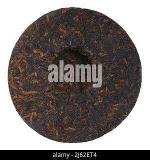 Face arrière du gâteau au thé pu erh avec renfoncement creusé isolé sur fond blanc Banque D'Images