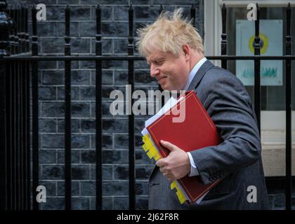 Westminster, Londres, Royaume-Uni. 27th avril 2022. Boris Johnson, député, Premier ministre britannique quitte le 10 Downing Street pour les PMQ (questions du premier ministre) au Parlement aujourd'hui. Ce sera le dernier PQG avant l'ouverture par l'État de la nouvelle période parlementaire le 10th mai. Credit: Imagetraceur/Alamy Live News Banque D'Images