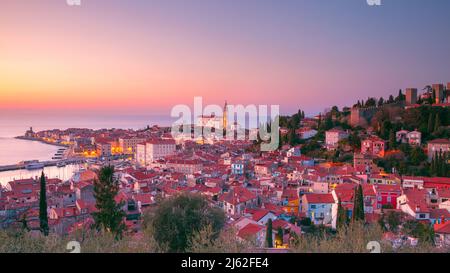 Piran, Slovénie. Image panoramique de la ville aérienne de Piran, Slovénie, au coucher du soleil de printemps. Banque D'Images