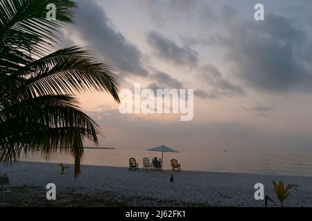 Lever du soleil sur l'île de Bangaram, Lakshadweep, Inde. Beauté naturelle de l'île avec sable blanc et eau de mer claire. Banque D'Images