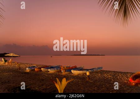 Lever du soleil sur l'île de Bangaram, Lakshadweep, Inde. Beauté naturelle de l'île avec sable blanc et eau de mer claire. Banque D'Images