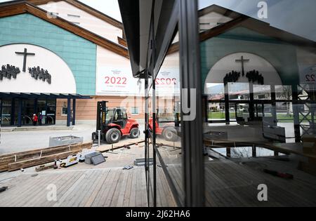 Oberammergau, Allemagne. 22nd avril 2022. En face de la salle des fêtes pour le jeu de la passion Oberammergau 2022, les gens sont occupés à se préparer et à s'installer. Credit: Angelika Warmuth//dpa/Alamy Live News Banque D'Images