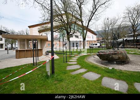 Oberammergau, Allemagne. 22nd avril 2022. En face de la salle des fêtes pour le jeu de la passion Oberammergau 2022, les gens sont occupés à se préparer et à s'installer. Credit: Angelika Warmuth//dpa/Alamy Live News Banque D'Images