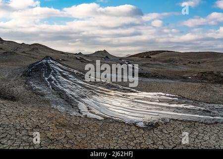 Volcan de boue dans les montagnes. Phénomène naturel étonnant de la terre Banque D'Images