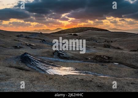 Paysage avec des volcans de boue dans les montagnes au coucher du soleil Banque D'Images