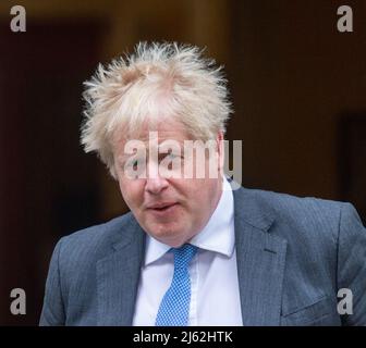 27 avril 2022, Londres, Angleterre, Royaume-Uni : le Premier ministre britannique BORIS JOHNSON laisse 10 Downing Street devant les questions du Premier ministre à la Chambre des communes. (Image de crédit : © Tayfun Salci/ZUMA Press Wire) Banque D'Images