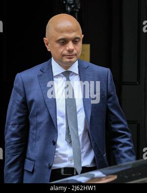 Londres, Royaume-Uni. 27th avril 2022. Le député Sajid Javid, secrétaire d'État à la Santé et aux soins sociaux quitte le 10 Downing Street pour aller aux PMQ au Parlement. Credit: Imagetraceur/Alamy Live News Banque D'Images