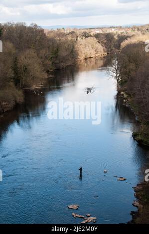 Autour du Royaume-Uni - 'Gone Fishing' River Eden, Wetheral, Cumbria, Royaume-Uni Banque D'Images